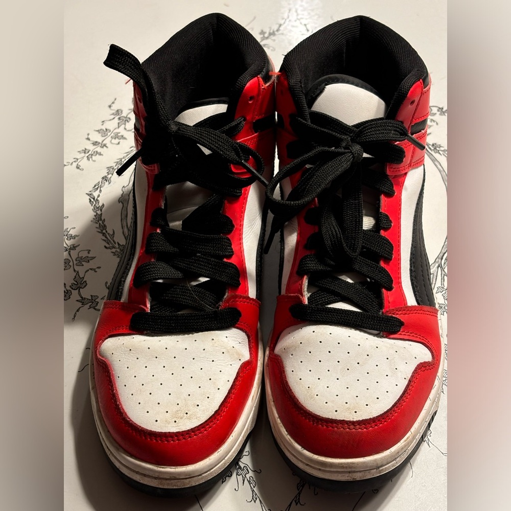 Men’s Pumas size 9 EUC